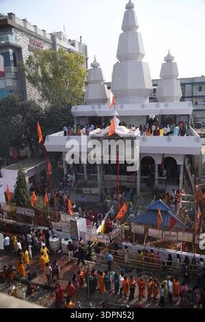 PATNA, INDE - 15 FÉVRIER : des dévots en file d'attente à l'occasion du festival Mahashivaratri au temple Shiv, Khajpura, le 15 février 2026 à Patna, Inde. Le festival hindou est dédié au Seigneur Shiva et à la Déesse Parvati, symbolisant leur union divine et l'équilibre des énergies masculine et féminine. Sur Shivratri, les dévots visitent les temples, offrent des prières et observent les jeûnes. On croit aussi que le Seigneur Shiva a exécuté la danse cosmique de création et de destruction de Tandav, en cette nuit sainte. Photo de Santosh Kumar/Hindustan Times les dévots hindous de toute l'Inde célèbrent le Maha Shivratri Festiv Banque D'Images