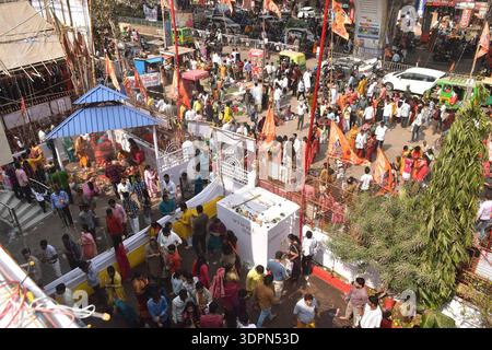 PATNA, INDE - 15 FÉVRIER : les dévots se rassemblent autour du temple Khajpura Shiv pour adorer le seigneur Shiva à l'occasion du festival Mahashivratri le 15 février 2026 à Patna, en Inde. Le festival hindou est dédié au Seigneur Shiva et à la Déesse Parvati, symbolisant leur union divine et l'équilibre des énergies masculine et féminine. Sur Shivratri, les dévots visitent les temples, offrent des prières et observent les jeûnes. On croit aussi que le Seigneur Shiva a exécuté la danse cosmique de création et de destruction de Tandav, en cette nuit sainte. Photo de Santosh Kumar/Hindustan Times des dévots hindous à travers l'Inde célèbrent Maha Banque D'Images