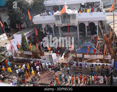 PATNA, INDE - 15 FÉVRIER : des dévots en file d'attente à l'occasion du festival Mahashivaratri au temple Shiv, Khajpura, le 15 février 2026 à Patna, Inde. Le festival hindou est dédié au Seigneur Shiva et à la Déesse Parvati, symbolisant leur union divine et l'équilibre des énergies masculine et féminine. Sur Shivratri, les dévots visitent les temples, offrent des prières et observent les jeûnes. On croit aussi que le Seigneur Shiva a exécuté la danse cosmique de création et de destruction de Tandav, en cette nuit sainte. Photo de Santosh Kumar/Hindustan Times les dévots hindous de toute l'Inde célèbrent le Maha Shivratri Festiv Banque D'Images