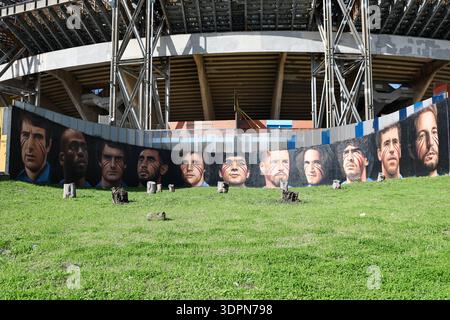 Sur les murs extérieurs du Stadio Diego Armando Maradona à Naples, l'artiste de rue Jorit a réalisé une fresque célébrant l'histoire du club. La pièce représente un « Top 11 » symbolique des légendes de SSC Napoli de toutes les générations. Dino Zoff, Kalidou Koulibaly, Giuseppe Bruscolotti, Faouzi Ghoulam, Ruud Krol, Antonio Juliano, Marek Hamsík, Edinson Cavani, Diego Armando Maradona, Careca, et Dries Mertens. Murale Pictures Prior the Serie A 2025/2026 match de football entre la SSC Napoli et L'AS Roma au stade Diego Armando Maradona à Naples (Italie), le 15 février 2026. Banque D'Images