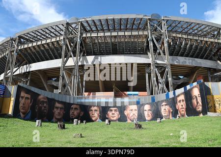 Sur les murs extérieurs du Stadio Diego Armando Maradona à Naples, l'artiste de rue Jorit a réalisé une fresque célébrant l'histoire du club. La pièce représente un « Top 11 » symbolique des légendes de SSC Napoli de toutes les générations. Dino Zoff, Kalidou Koulibaly, Giuseppe Bruscolotti, Faouzi Ghoulam, Ruud Krol, Antonio Juliano, Marek Hamsík, Edinson Cavani, Diego Armando Maradona, Careca, et Dries Mertens. Murale Pictures Prior the Serie A 2025/2026 match de football entre la SSC Napoli et L'AS Roma au stade Diego Armando Maradona à Naples (Italie), le 15 février 2026. Banque D'Images