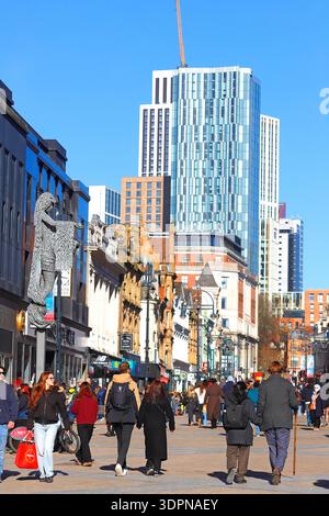À la recherche d'une Briggate bondée dans le centre-ville de Leeds, West Yorkshire, Royaume-Uni Banque D'Images