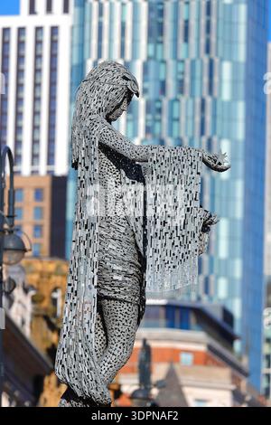 La sculpture Briggate Minerva devant le centre commercial Trinity à Leeds, West Yorkshire, Royaume-Uni Banque D'Images