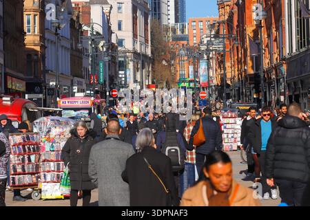 À la recherche d'une Briggate bondée dans le centre-ville de Leeds, West Yorkshire, Royaume-Uni Banque D'Images