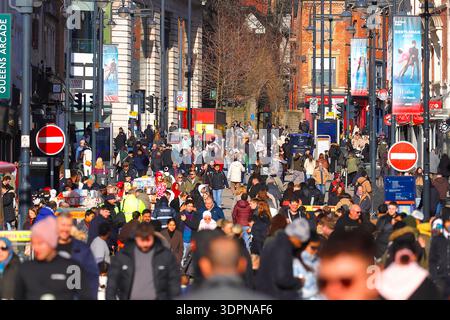 À la recherche d'une Briggate bondée dans le centre-ville de Leeds, West Yorkshire, Royaume-Uni Banque D'Images
