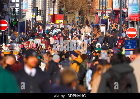À la recherche d'une Briggate bondée dans le centre-ville de Leeds, West Yorkshire, Royaume-Uni Banque D'Images