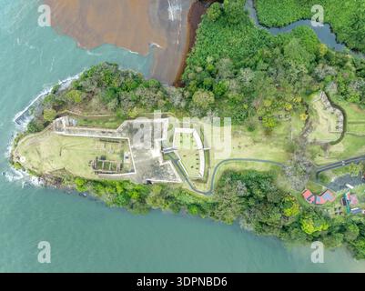 Vue aérienne du fort San Lorenzo gardant l'entrée de la rivière Chagres au Panama Banque D'Images