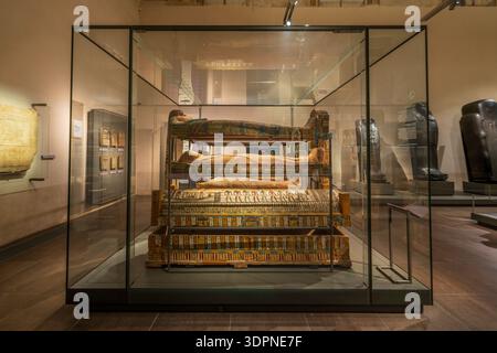 Musée égyptien, Museo Egizio, intérieur à Turin Italie. À l'intérieur de Turin musée égyptien avec cercueils funéraires avec momies, sarcophage égyptien antique. Banque D'Images