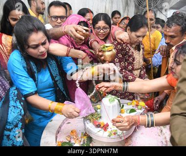 PATNA, INDE - 15 FÉVRIER : des dévots offrant du lait et de l'eau sur Shiva-Ling à l'occasion du festival Mahashivaratri au temple Shiv, Khajpura, le 15 février 2026 à Patna, Inde. Le festival hindou est dédié au Seigneur Shiva et à la Déesse Parvati, symbolisant leur union divine et l'équilibre des énergies masculine et féminine. Sur Shivratri, les dévots visitent les temples, offrent des prières et observent les jeûnes. On croit aussi que le Seigneur Shiva a exécuté la danse cosmique de la création et de la destruction de Tandav, en cette nuit sainte. (Photo de Santosh Kumar/Hindustan Times/Sipa USA ) Banque D'Images