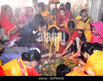 PATNA, INDE - 15 FÉVRIER : des dévots offrant du lait et de l'eau sur Shiva-Ling à l'occasion du festival Mahashivaratri au temple Shiv, à Danapur le 15 février 2026 à Patna, Inde. Le festival hindou est dédié au Seigneur Shiva et à la Déesse Parvati, symbolisant leur union divine et l'équilibre des énergies masculine et féminine. Sur Shivratri, les dévots visitent les temples, offrent des prières et observent les jeûnes. On croit aussi que le Seigneur Shiva a exécuté la danse cosmique de la création et de la destruction de Tandav, en cette nuit sainte. (Photo de Santosh Kumar/Hindustan Times/Sipa USA ) Banque D'Images