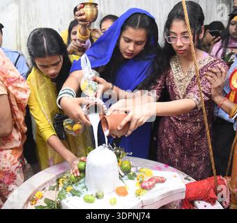 PATNA, INDE - 15 FÉVRIER : des dévots offrant du lait et de l'eau sur Shiva-Ling à l'occasion du festival Mahashivaratri au temple Shiv, Khajpura, le 15 février 2026 à Patna, Inde. Le festival hindou est dédié au Seigneur Shiva et à la Déesse Parvati, symbolisant leur union divine et l'équilibre des énergies masculine et féminine. Sur Shivratri, les dévots visitent les temples, offrent des prières et observent les jeûnes. On croit aussi que le Seigneur Shiva a exécuté la danse cosmique de la création et de la destruction de Tandav, en cette nuit sainte. (Photo de Santosh Kumar/Hindustan Times/Sipa USA ) Banque D'Images