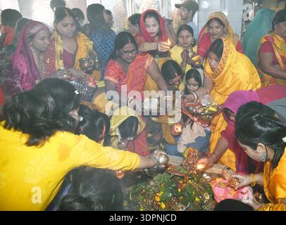 PATNA, INDE - 15 FÉVRIER : des dévots offrant du lait et de l'eau sur Shiva-Ling à l'occasion du festival Mahashivaratri au temple Shiv, à Danapur le 15 février 2026 à Patna, Inde. Le festival hindou est dédié au Seigneur Shiva et à la Déesse Parvati, symbolisant leur union divine et l'équilibre des énergies masculine et féminine. Sur Shivratri, les dévots visitent les temples, offrent des prières et observent les jeûnes. On croit aussi que le Seigneur Shiva a exécuté la danse cosmique de la création et de la destruction de Tandav, en cette nuit sainte. (Photo de Santosh Kumar/Hindustan Times/Sipa USA ) Banque D'Images