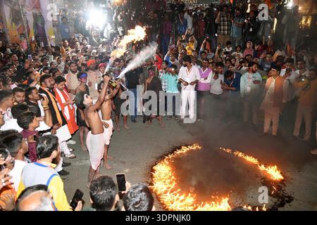 PATNA, INDE - 15 FÉVRIER : des dévots prenant part à la procession sainte pendant Maha Shivratri Mahotsav au temple Khajpura Shiv, le 15 février 2026 à Patna, Inde. Le festival hindou est dédié au Seigneur Shiva et à la Déesse Parvati, symbolisant leur union divine et l'équilibre des énergies masculine et féminine. Sur Shivratri, les dévots visitent les temples, offrent des prières et observent les jeûnes. On croit aussi que le Seigneur Shiva a exécuté la danse cosmique de la création et de la destruction de Tandav, en cette nuit sainte. (Photo de Santosh Kumar/Hindustan Times/Sipa USA ) Banque D'Images