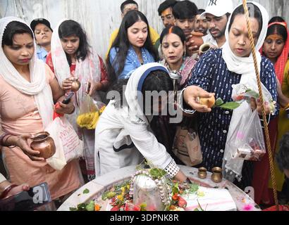 PATNA, INDE - 15 FÉVRIER : des dévots offrant du lait et de l'eau sur Shiva-Ling à l'occasion du festival Mahashivaratri au temple Shiv, Khajpura, le 15 février 2026 à Patna, Inde. Le festival hindou est dédié au Seigneur Shiva et à la Déesse Parvati, symbolisant leur union divine et l'équilibre des énergies masculine et féminine. Sur Shivratri, les dévots visitent les temples, offrent des prières et observent les jeûnes. On croit aussi que le Seigneur Shiva a exécuté la danse cosmique de la création et de la destruction de Tandav, en cette nuit sainte. (Photo de Santosh Kumar/Hindustan Times/Sipa USA ) Banque D'Images