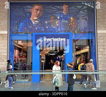Everton Two club shop à Liverpool ONE, Liverpool, avec de grandes fenêtres graphiques et des acheteurs devant le magasin Everton FC. Banque D'Images