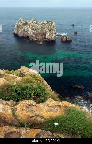 Vue côtière avec des formations rocheuses dans la mer, près de Somocuevas Beach, dans le géoparc Costa Quebrada, à Liencres, Cantabrie, Espagne. Banque D'Images