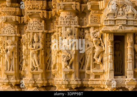 Chittorgarh, Inde - 21 mars 2022 : L'image montre des sculptures en pierre détaillées de divinités et de figures humaines sur le mur extérieur du temple Jain Shvetambar, avec des éléments architecturaux ornés et des sculptures en relief. Banque D'Images
