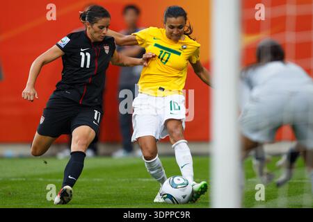 Marta, du Brésil (10), centre le ballon contre Alex Krieger, des États-Unis (11) lors d'un quart de finale de la Coupe du monde féminine de la FIFA. Banque D'Images