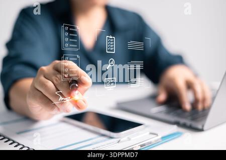 Femme d'affaires a signé un contrat numérique avec stylo électronique, finalisant le document en ligne dans le vaste domaine du cyberespace. signature, numérique, contrat, document Banque D'Images