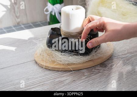 Femme méconnaissable créant une décoration de vacances de Pâques à partir de coquille d'œuf de matériaux durables. DIY faites-le vous-même étape par étape instruction. Cadeau cadeau idée artisanat préparation vacances Banque D'Images