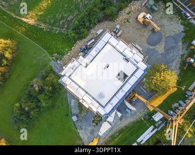 Vue aérienne d'un chantier de construction avec fondation de bâtiment et grue dans un paysage verdoyant, construction de maisons en bois, Gechingen, Allemagne Banque D'Images