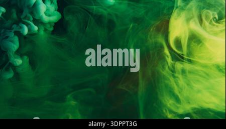 Éclaboussures de fumée de peinture. Brouillard sous-marin. Texture de fumée liquide scintillante de nuage vert défocalisé de couleur jaune se répandant sur fond d'art abstrait. Banque D'Images