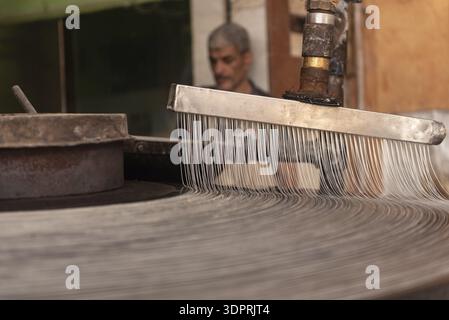 Rosetta, Égypte. 27 juin 2024 gros plan de fines brins de pâte filo râpée pour faire de Knafeh égyptien et Qatayef un désert sucré populaire souvent mangé Banque D'Images