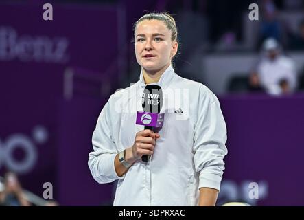 Doha, Qatar. 14 février 2026. Karolina Muchova, de la République tchèque, s'adresse au public lors de la cérémonie du trophée qui suit sa victoire dans la finale féminine du tournoi WTA Qatar TotalEnergies Open au Khalifa International Tennis Complex. Karolina Muchova a gagné contre Victoria Mboko 6-4, 7-5. ? Crédit : SOPA images Limited/Alamy Live News Banque D'Images