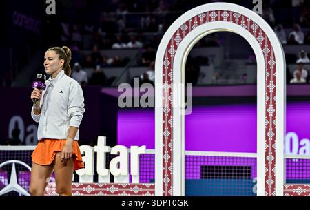 Doha, Qatar. 14 février 2026. Karolina Muchova, de la République tchèque, s'adresse au public lors de la cérémonie du trophée qui suit sa victoire dans la finale féminine du tournoi WTA Qatar TotalEnergies Open au Khalifa International Tennis Complex. Karolina Muchova a gagné contre Victoria Mboko 6-4, 7-5. ? (Photo de Noushad Variyattiyakkal/SOPA images/SIPA USA) crédit : SIPA USA/Alamy Live News Banque D'Images