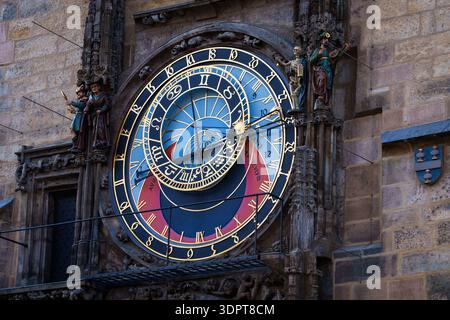 PRAGUE, RÉPUBLIQUE TCHÈQUE. 28 mars 2025. Vue détaillée de l'horloge astronomique médiévale de Prague, Orloj sur l'ancien hôtel de ville. Banque D'Images
