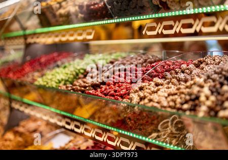 Vitrine de la boutique avec des bonbons traditionnels, des noix enrobées de bonbons dans le Grand Bazar, Istanbul, Turquie Banque D'Images