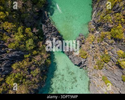Véritable vue aérienne de haut en bas de l'entrée étroite de Small Lagoon, montrant de l'eau claire peu profonde qui coule entre des formations rocheuses calcaires abruptes. Banque D'Images