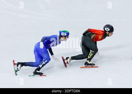Thomas Nadalini, Italien, participe à la finale de patinage de vitesse sur courte piste masculine du 1000m des Jeux Olympiques d'hiver Milano Cortina 2026 au Milano Ice Skating Arena de Milan. Banque D'Images