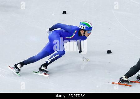 Thomas Nadalini, Italien, participe à la finale de patinage de vitesse sur courte piste masculine du 1000m des Jeux Olympiques d'hiver Milano Cortina 2026 au Milano Ice Skating Arena de Milan. Banque D'Images