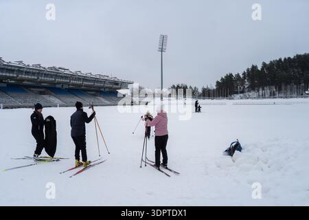 Lahti, Finlande - 18 janvier 2025 - les skieurs de fond sur le stade enneigé de Lahti en hiver Banque D'Images