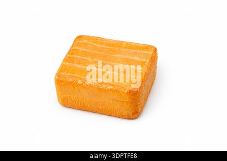 Fromage Maroilles entier sur fond blanc, spécialité fromagère du Nord de la France Banque D'Images