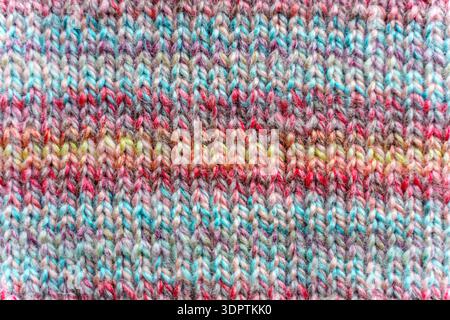 Texture gros plan de vêtements tricotés faits à la main avec des motifs colorés en fil. Photo de haute qualité Banque D'Images