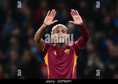 Naples, Italie. 15 février 2026. Wesley de L'AS Roma fait des gestes lors du match de Serie A Enilive entre la SSC Napoli et L'AS Roma au stade Diego Armando Maradona à Naples, en Italie, le 15 février 2026. Crédit : Nicola Ianuale/Alamy Live News Banque D'Images