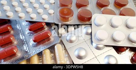 Pile de pilules et de suppléments dans des plaquettes thermoformées. Banque D'Images
