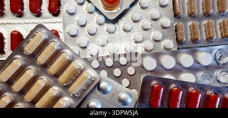 Pile de pilules et de suppléments dans des plaquettes thermoformées. Banque D'Images