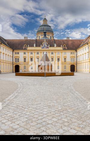 Melk, Autriche - 24 février 2023 : Abbaye de Melk sur une colline au-dessus de la ville, la cour de Prelate. Elle a été fondée au XIe siècle Banque D'Images