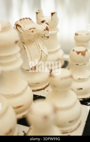 Gros plan de chevalier vintage parmi les pièces d'échecs Banque D'Images