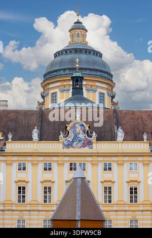 Melk, Autriche - 24 février 2023 : Abbaye de Melk sur une colline au-dessus de la ville, façade d'un bâtiment sur la cour de Prelate. Dôme de l'église collégiale de Melk Banque D'Images
