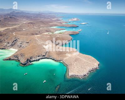 Vue aérienne des eaux turquoise rencontre des paysages désertiques arides, créant un contraste saisissant le long de la côte, la Paz, basse-Californie du Sud, Mexique. Banque D'Images