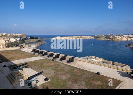 Saluting Battery au nouveau Peter et Paul Bastion dans la ville de la Valette, Malte. Canons d'artillerie face au Grand Port en Méditerranée. Constr Banque D'Images