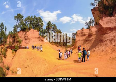 Roussillon, France - 2 août 2011 : Parc naturel du sentier des Ocres - Ochre Trail dans la ville de Roussillon Banque D'Images
