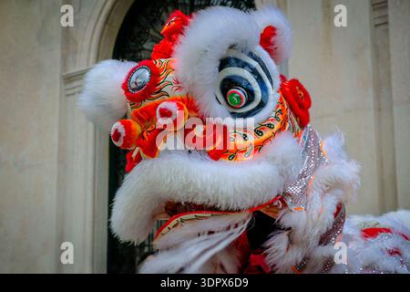 9 février 2024 - Lisbonne, Portugal : vue rapprochée de la tête du Lion Blanc, qui fait partie du spectacle traditionnel chinois de danse du lion sur la place européenne historique en plein air célébrant le nouvel an lunaire. La danse du lion apporte chance, fortune et prospérité aux spectateurs Banque D'Images