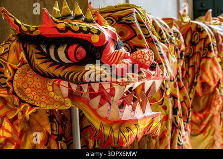9 février 2024 - Lisbonne, Portugal : gros plan de la tête de marionnette de dragon chinois traditionnel avec des couleurs vives et des détails complexes. Décoration culturelle pour CNY. Symbole de puissance, de chance, de patrimoine culturel, prêt pour la danse du dragon dans la célébration du nouvel an lunaire Banque D'Images