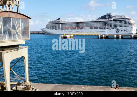 vieja grua del puerto ancienne grue du port de santa cruz de tenerife avec navire de croisière msc musica en arrière-plan îles canaries espagne Banque D'Images