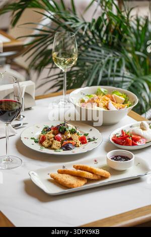 Table de restaurant italien avec nourriture et vin Banque D'Images
